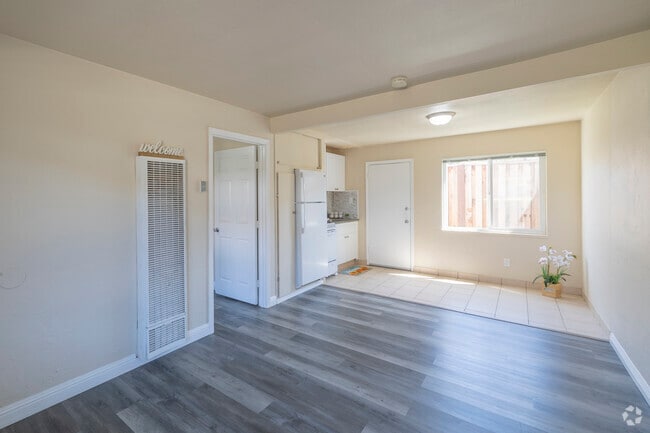 1BR, 1BA - 480 SF - Living Room - Ashland Manor