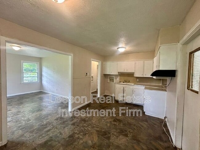 Photo - 307 W 71st St