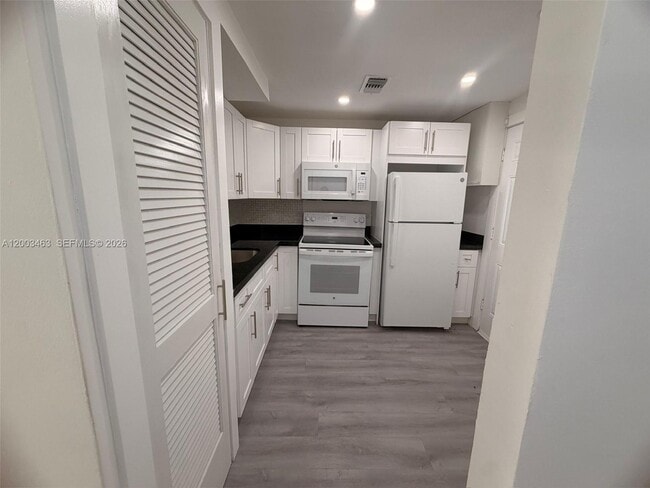 Building Photo - 20111 NE 27th Ct Unit K109