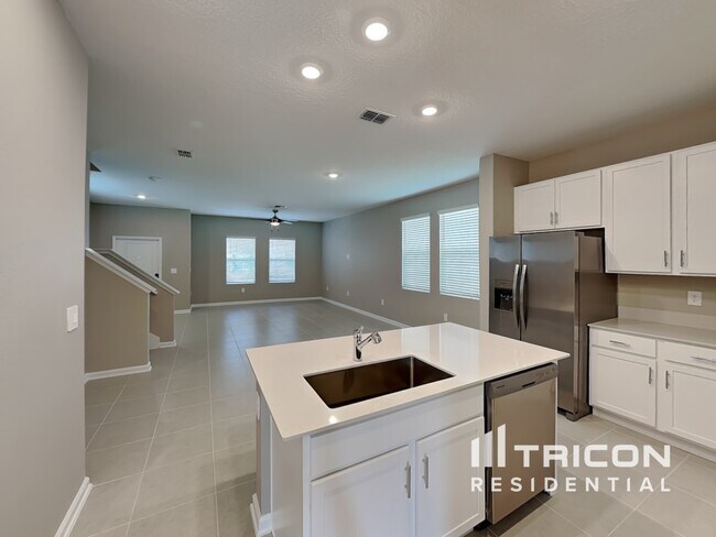 Photo - 733 Honeyrock St