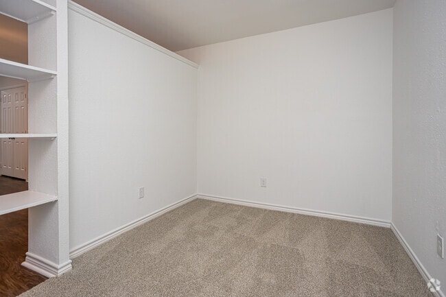 Studio, 1BA - 420SF