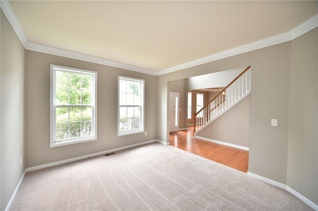Photo - 918 Queensbrooke Way SE