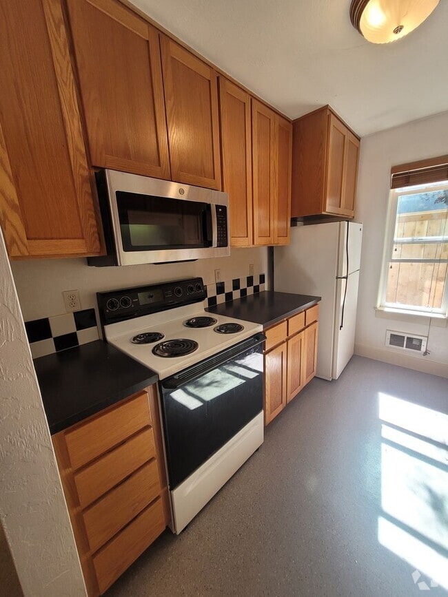 Building Photo - Spacious 1bd, semi-detached apartment for ...