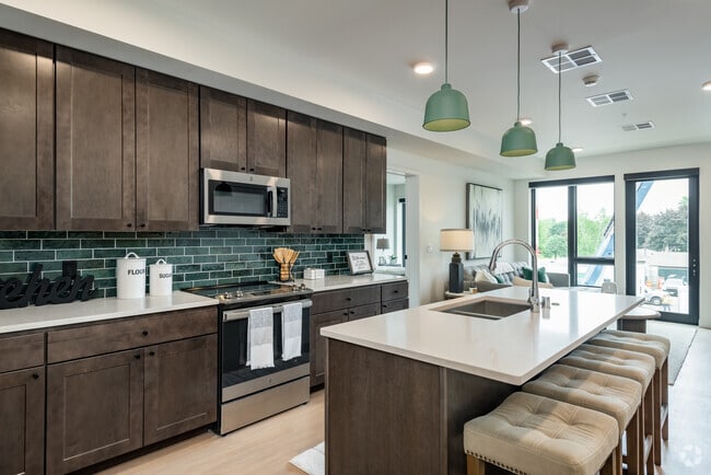 2BR, 2BA - 1,040SF