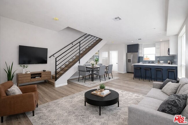 Photo - 6702 Balboa Blvd Unidad 1