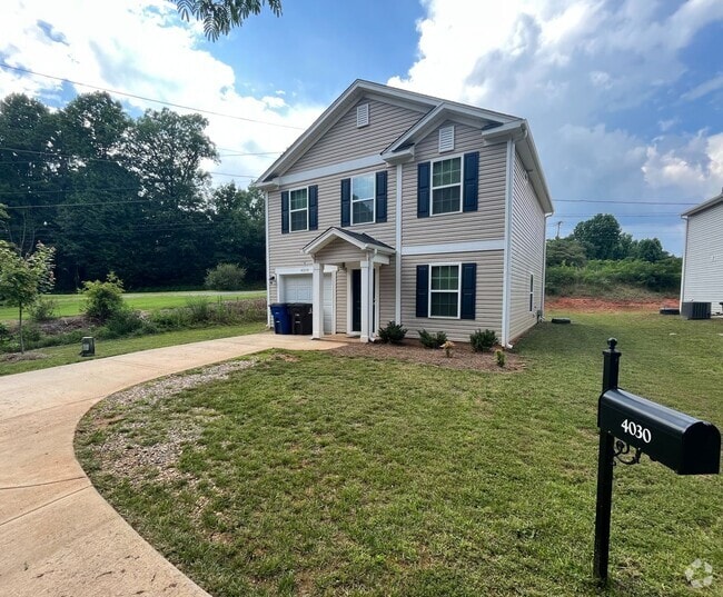 Building Photo - Beautiful 3 bedroom, 2 1/2 bathroom home i...
