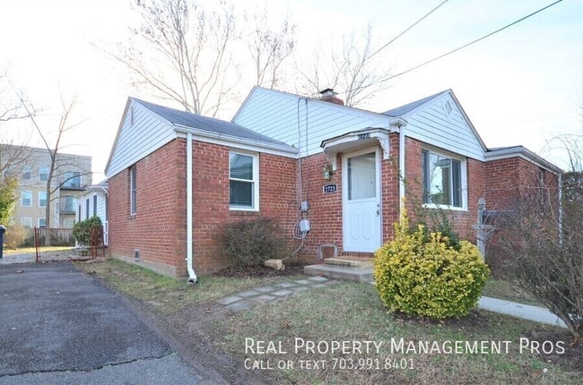 Photo - 2723 School St