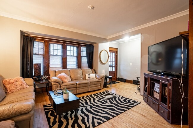 Photo - Oakland Lower 1/2 block to UWM