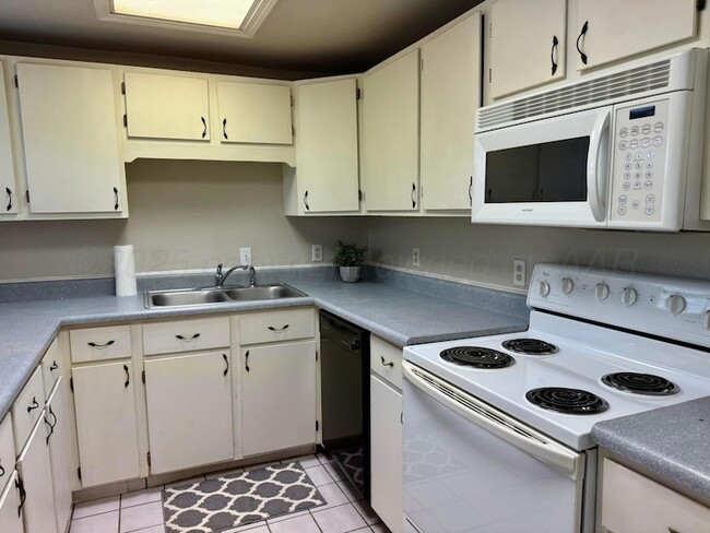 Photo - 1547 Smiley St