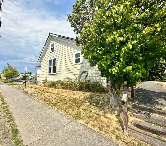 Photo - PRELEASING: Available September 2026! 3 bdrm/1 bath House!