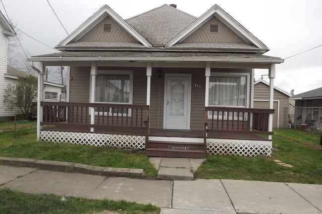 Building Photo - 2 bedroom, 2 bathroom house.