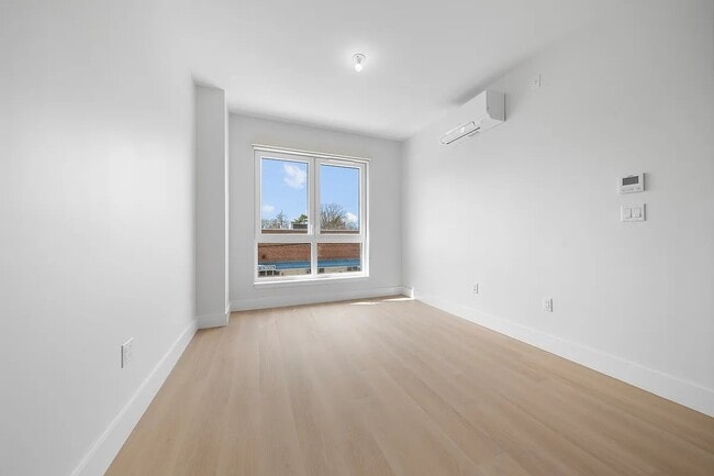 Photo - 77-63 Vleigh Pl