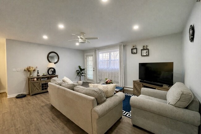 Photo - 300 Cunat Blvd Unit 2B