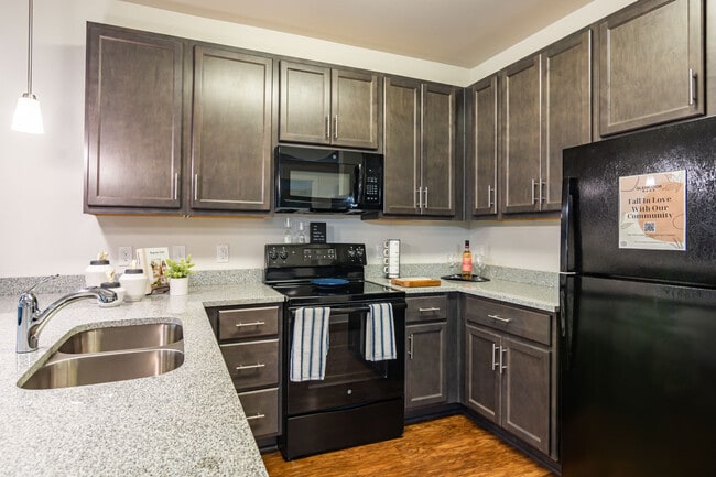 Building Photo - Glenmoor Oaks