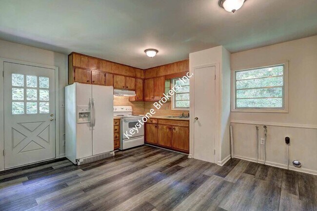 Photo - 305 Moreland Way