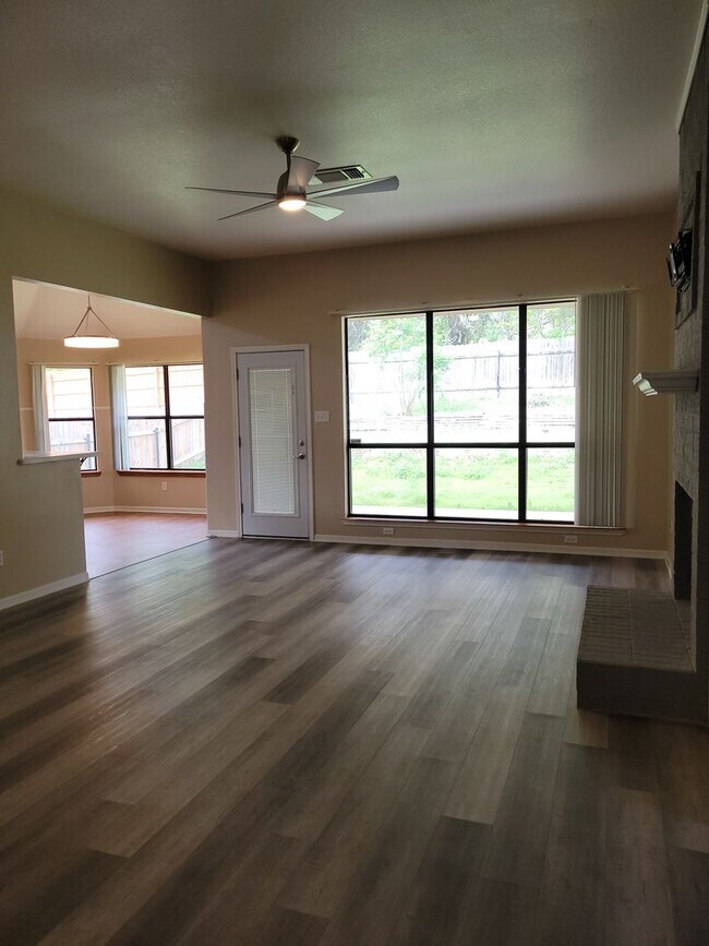 Photo - 3bd/2ba house close to major shopping, res...