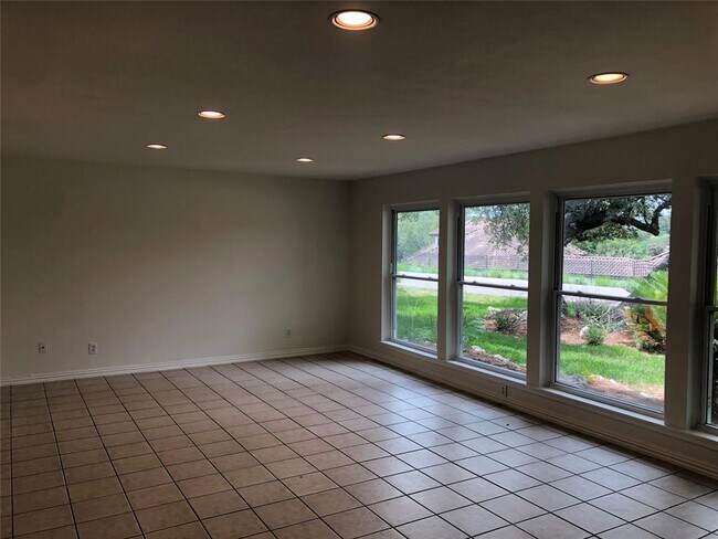 Photo - 809 Malabar St