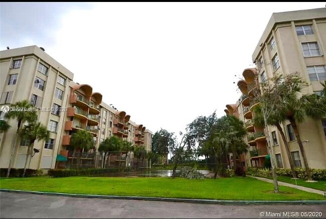 Building Photo - 9360 Fontainebleau Blvd Unit 309