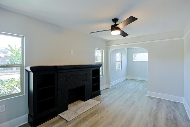 Photo - 401-403 S Garnsey St Unidad 401