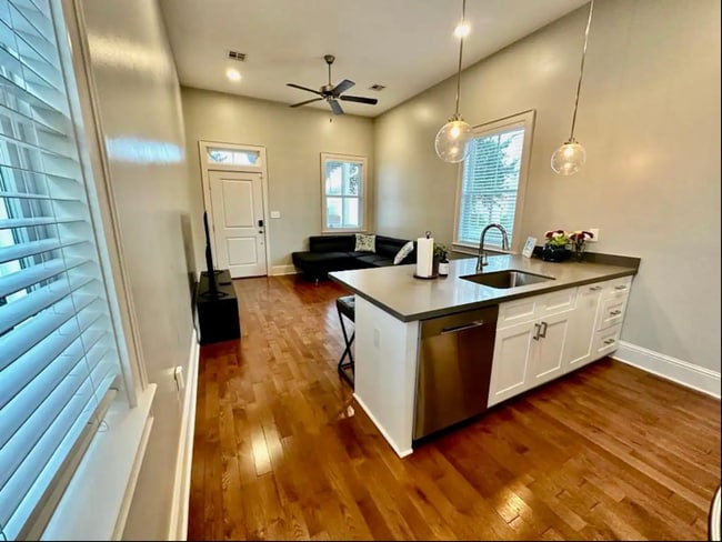 Photo - 1910 Washington Ave