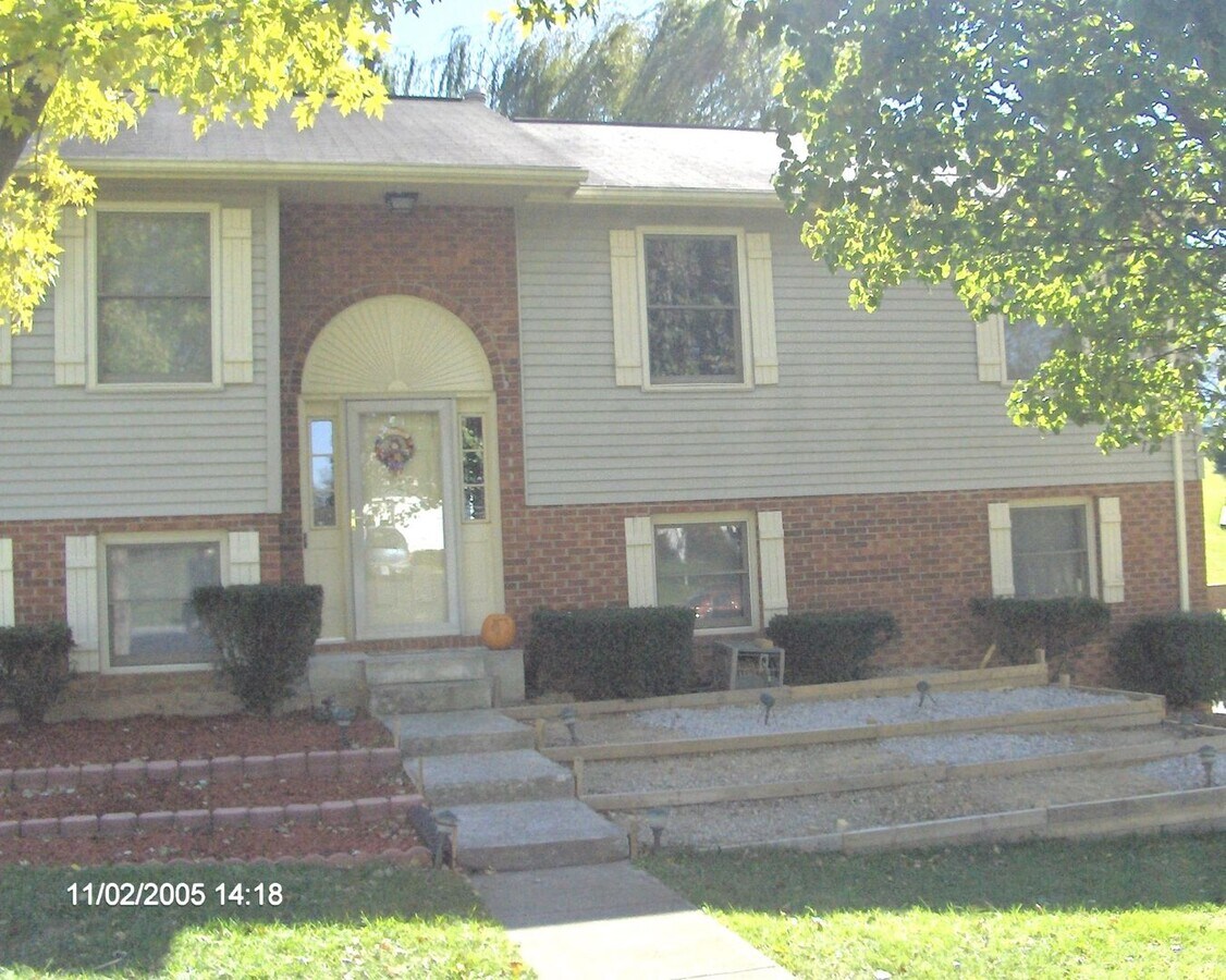 3 Bedroom 2 Bath House 2 Car Garage - 3 Bedroom 2 Bath House 2 Car Garage