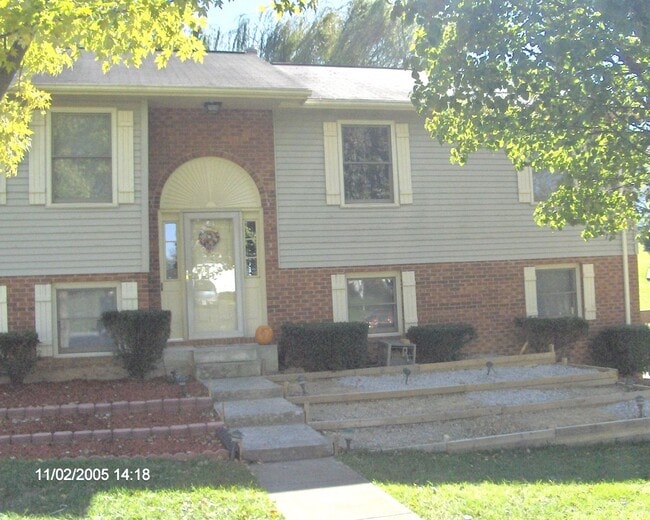 Building Photo - 3 Bedroom 2 Bath House 2 Car Garage