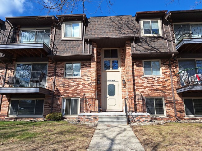 Building Photo - St Clair Shores 2 bedroom Condo