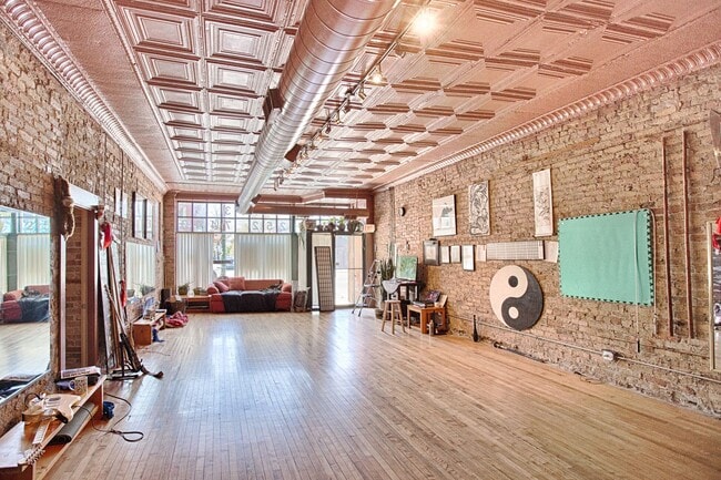 Photo - HUGE 1 Bedroom Apartment in Wicker Park Unit Retail
