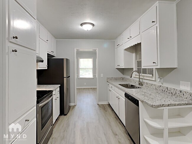 Photo - 1290 Maple St SE