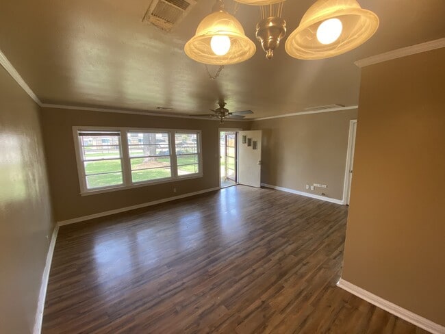 Photo - 3825 Hyde Park Row