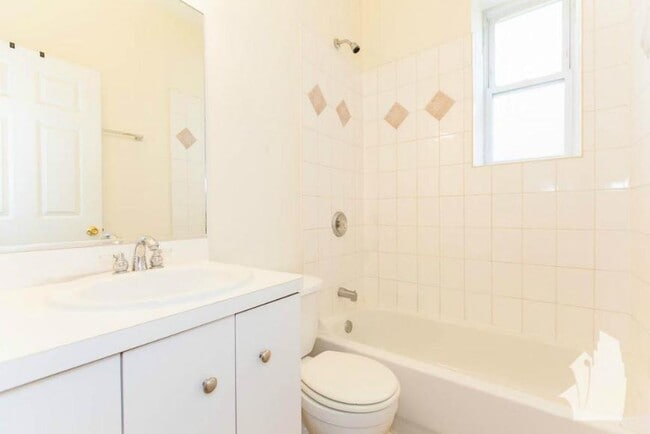 Photo - 3 bedroom in Chicago IL 60647 Unidad GDN