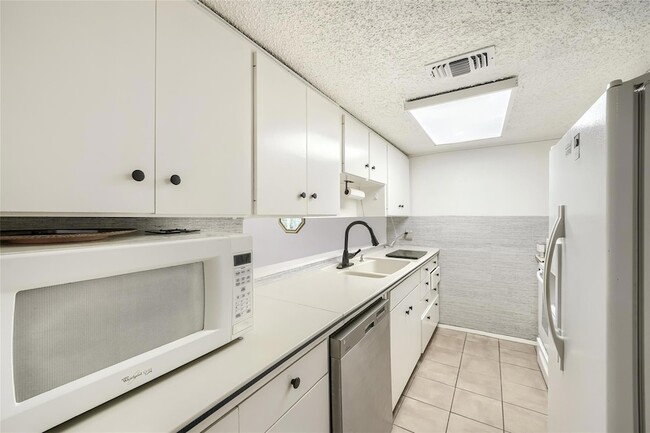 Photo - 6810 Thorncliffe Dr Unit A