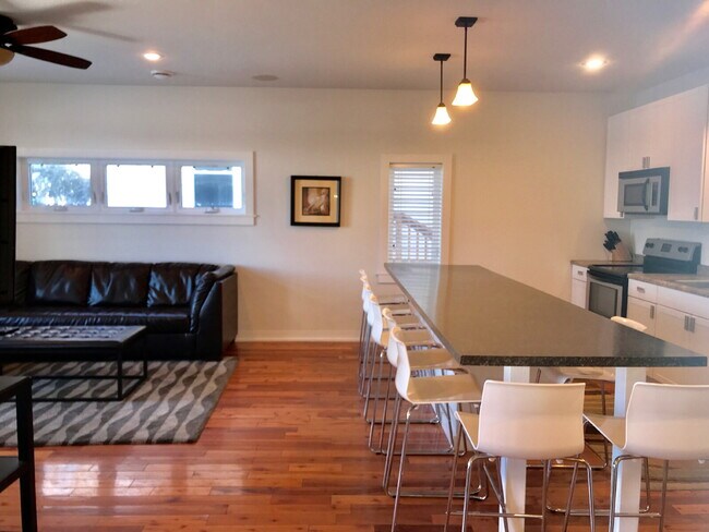 Photo - Charming 4-Bed Oasis with Granite Touches & Hardwood Elegance in Minneapolis!