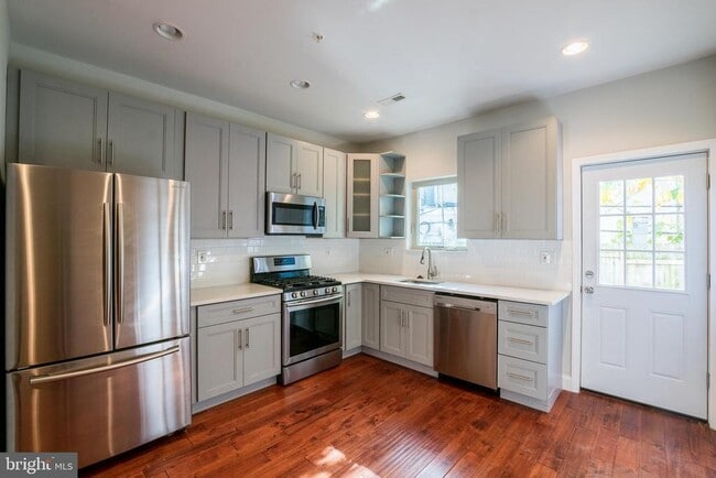 Photo - 2340 Greenwich St