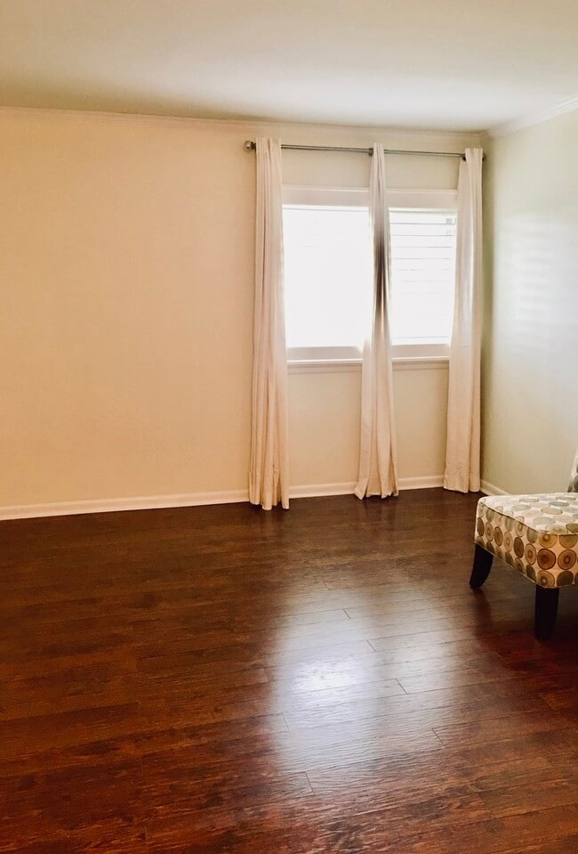 Main bedroom with en-suite bath - 1900 Richard Jones Rd Unit u8