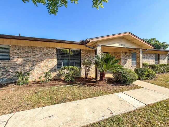 Photo - 610 Creek Dr