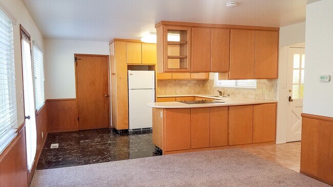 1143 Lisa Ln