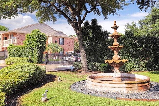Building Photo - 2255 Braeswood Park Dr Unit 137