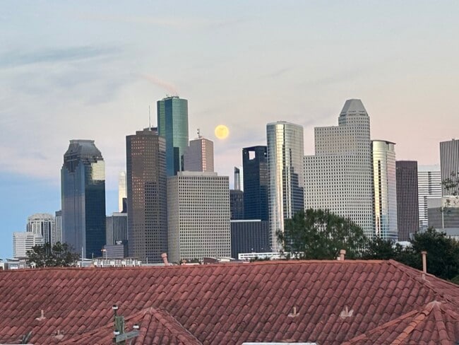 Building Photo - 802 W Drew St