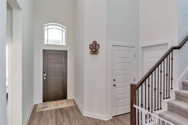 Photo - 563 Saturnia Dr