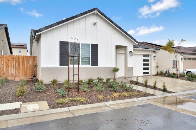 Photo - 141 Reunion Wy S