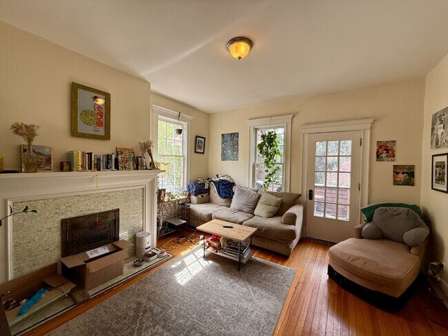 Photo - 1 bedroom apartment with private balcony! Unit 4