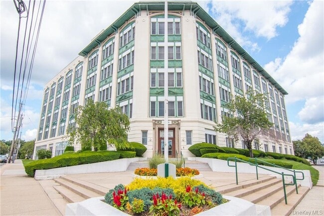 Building Photo - 1 Landmark Sq Unit 115