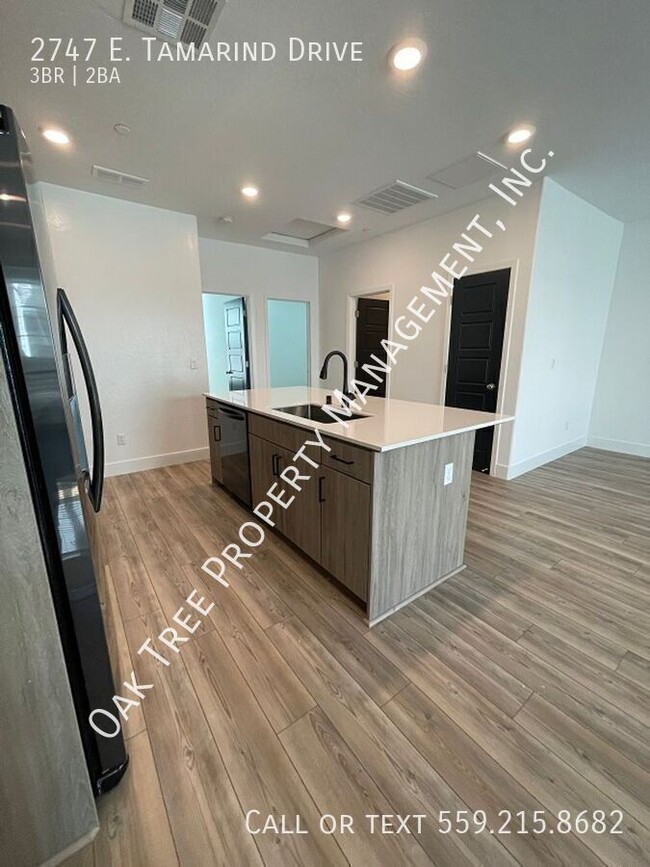 2747 E Tamarind Dr