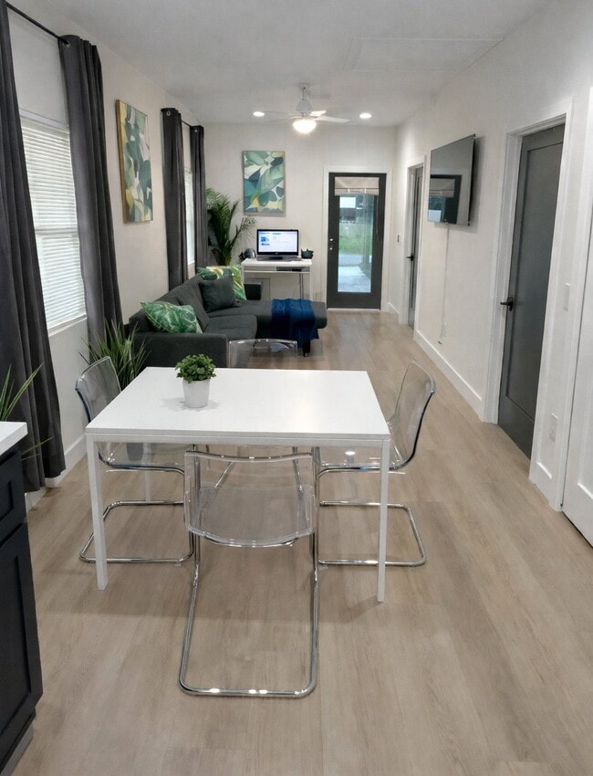 Photo - 801 E Knollwood St