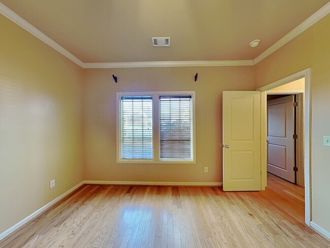 Photo - 1036 Portobello Rd