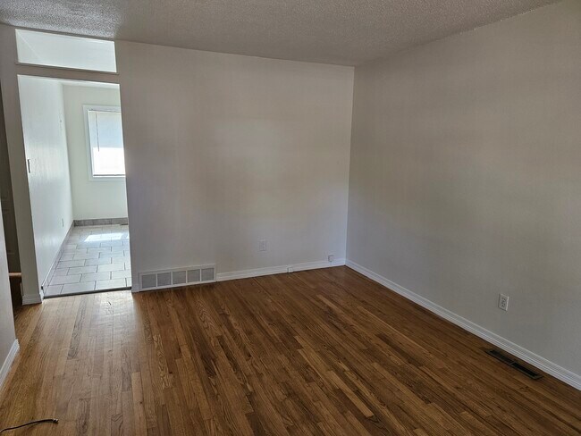 Photo - 2825 Beacon St