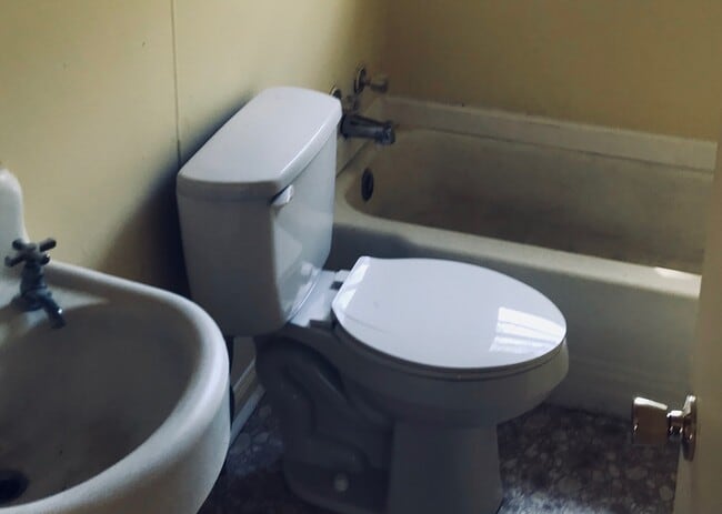 Photo - 855 Bowie St