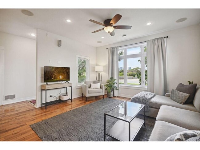 Photo - 1086 11th Ave SE