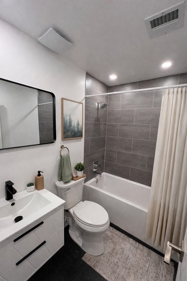 Photo - 206 W 7th St